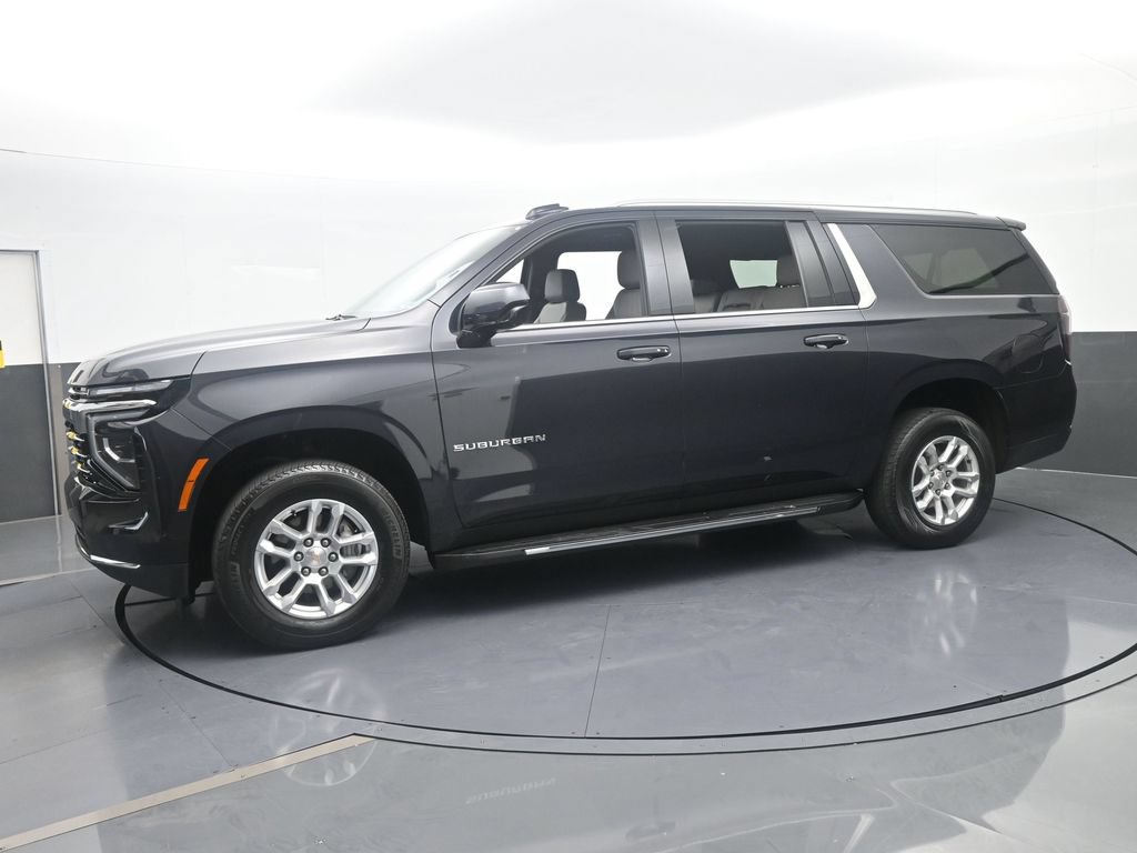 Used 2025 Chevrolet Suburban LT RWD image 2