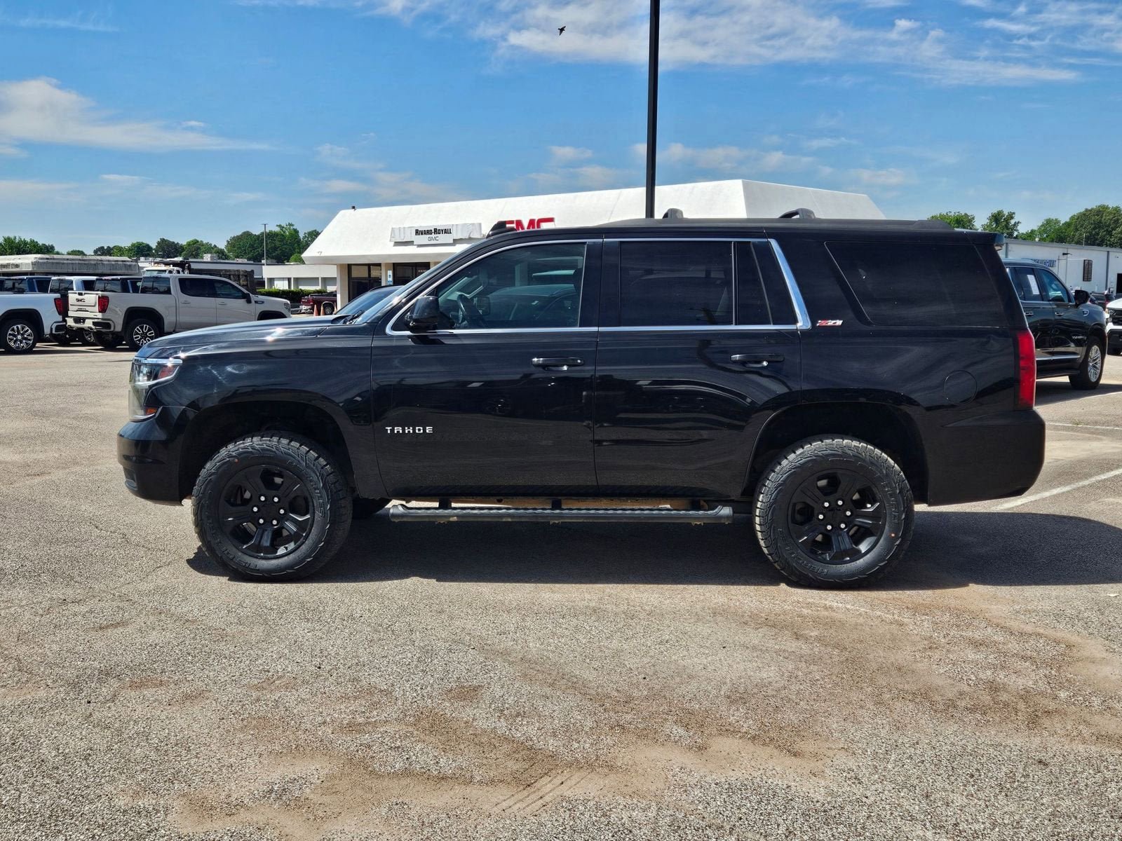 Used 2020 Chevrolet Tahoe LT w/ Z71 Midnight Edition AWD/4WD image 2