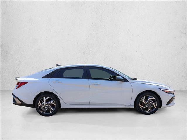 Used 2025 Hyundai Elantra SEL FWD image 4