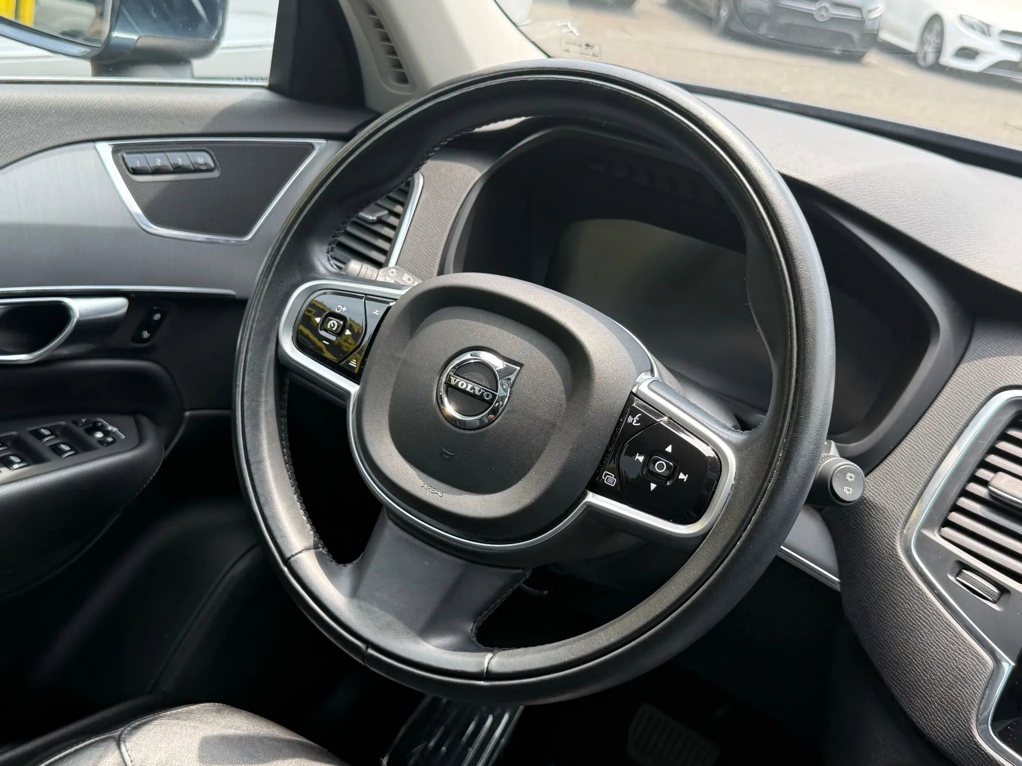 Used 2022 Volvo XC90 T5 Momentum w/ Climate Package image 11