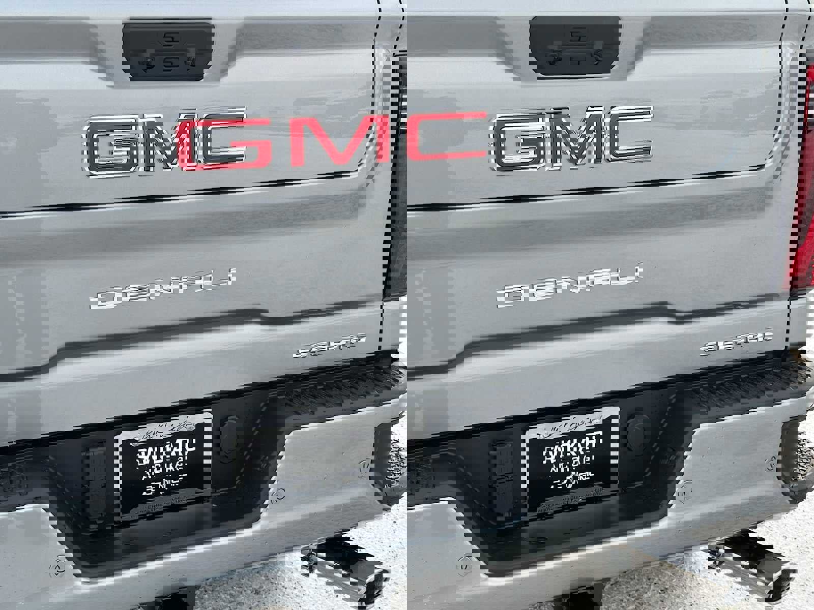 New 2026 GMC Sierra 2500 Denali w/ Denali Reserve Package image 13