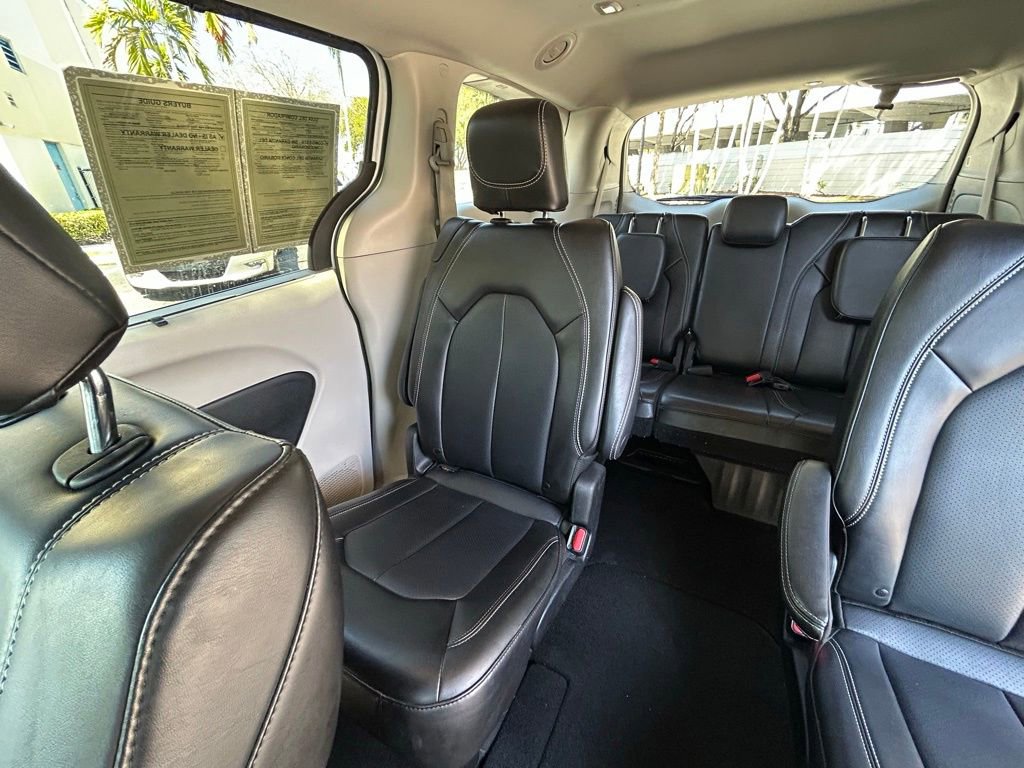 Used 2023 Chrysler Pacifica Touring-L image 12