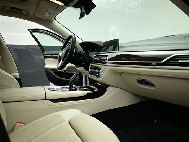 Used 2017 BMW 750i image 31