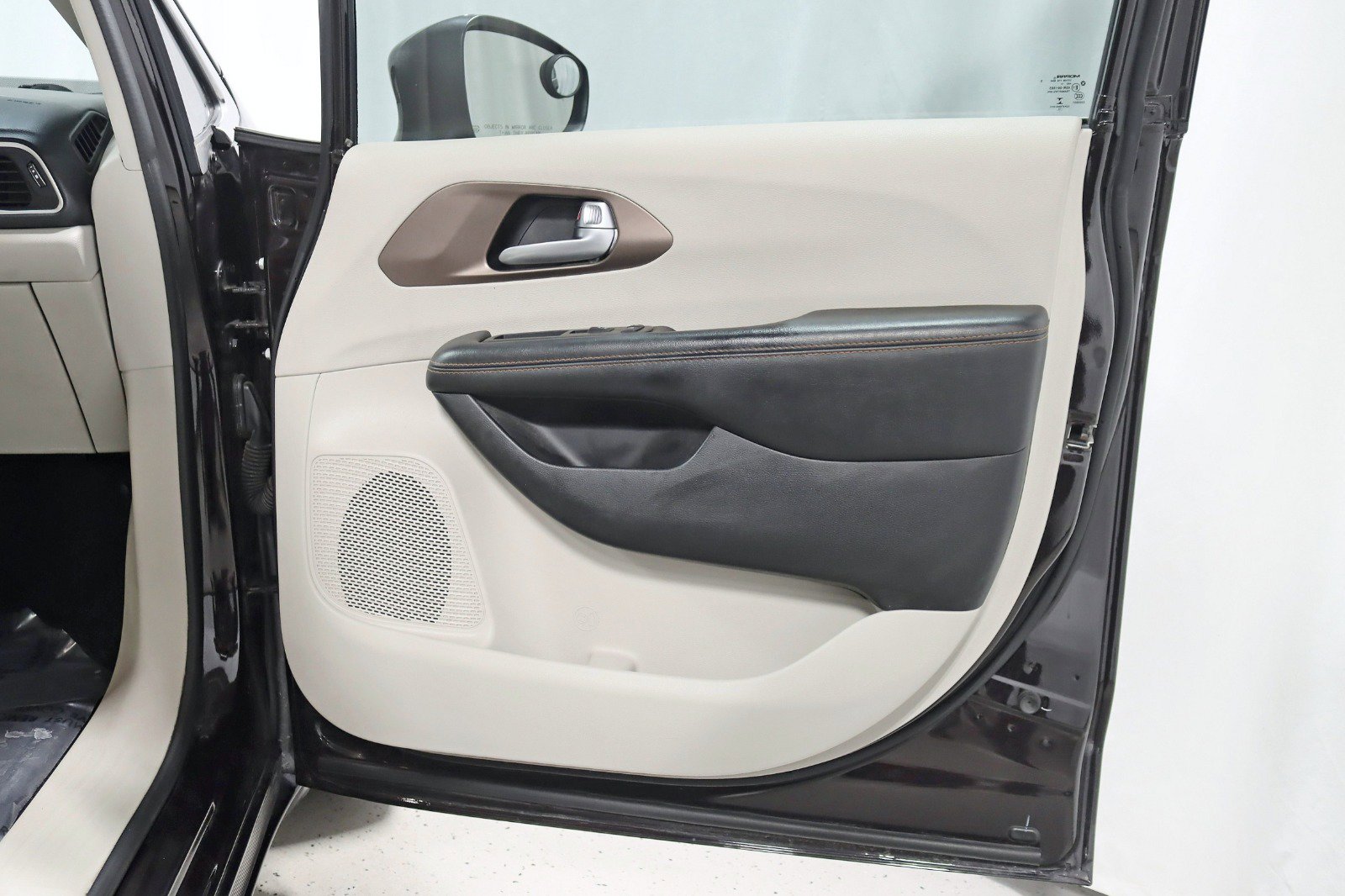 Used 2017 Chrysler Pacifica Touring image 29