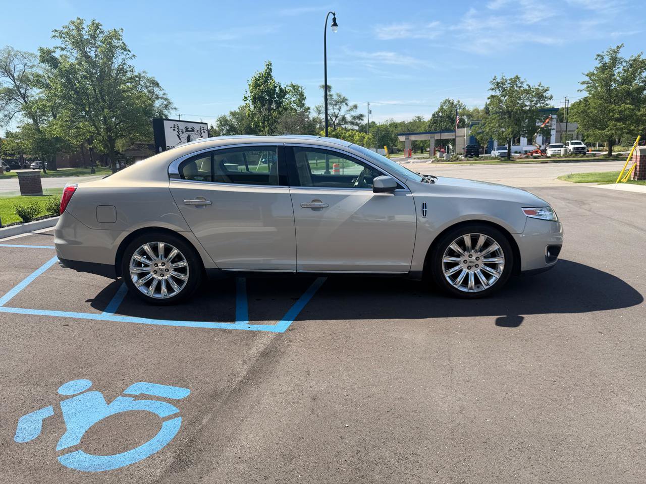 Used 2009 Lincoln MKS AWD image 4