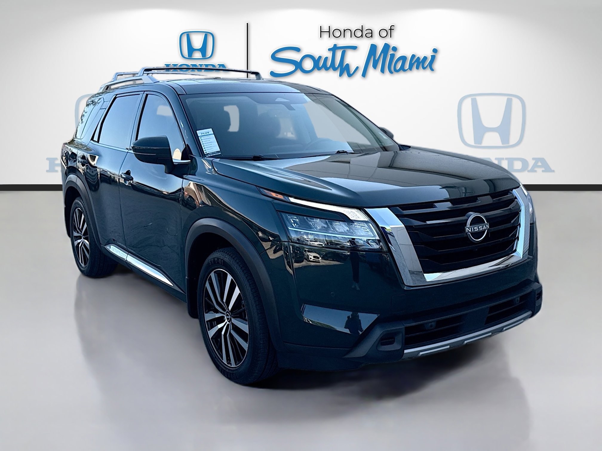 Used 2024 Nissan Pathfinder Platinum w/ Cargo Package AWD/4WD image 1