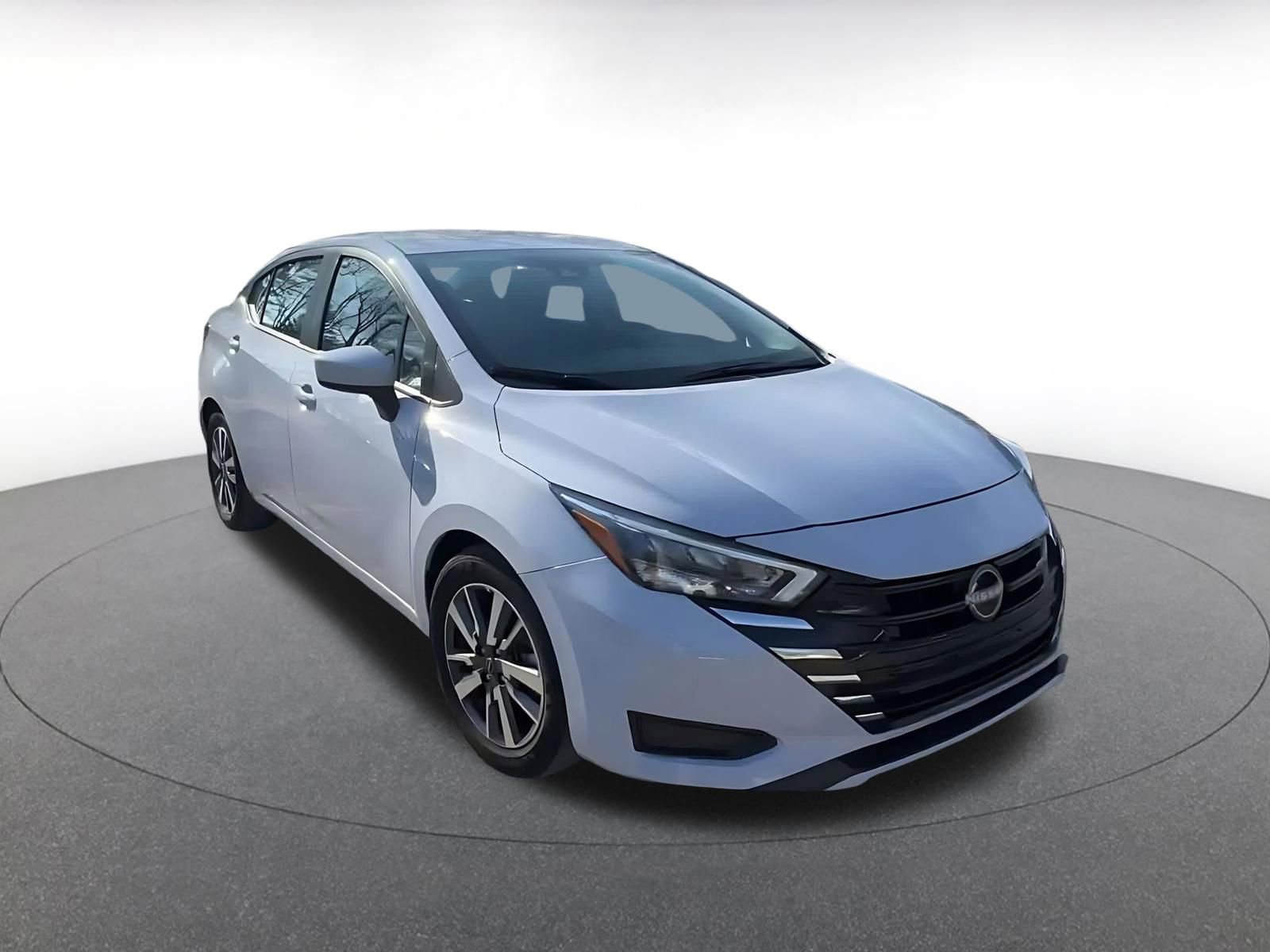 Used 2025 Nissan Versa SV FWD image 3