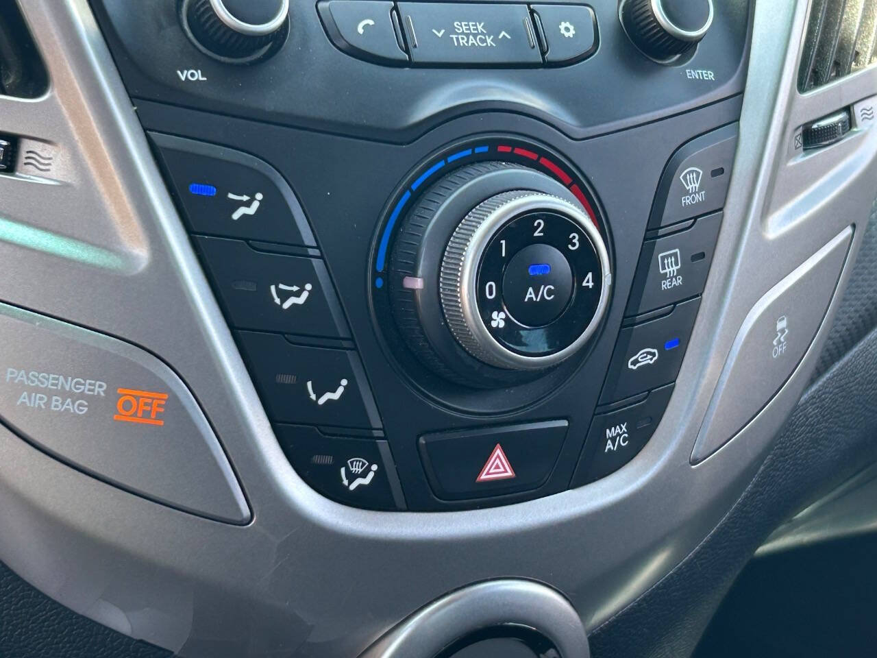 Used 2017 Hyundai Veloster FWD image 30