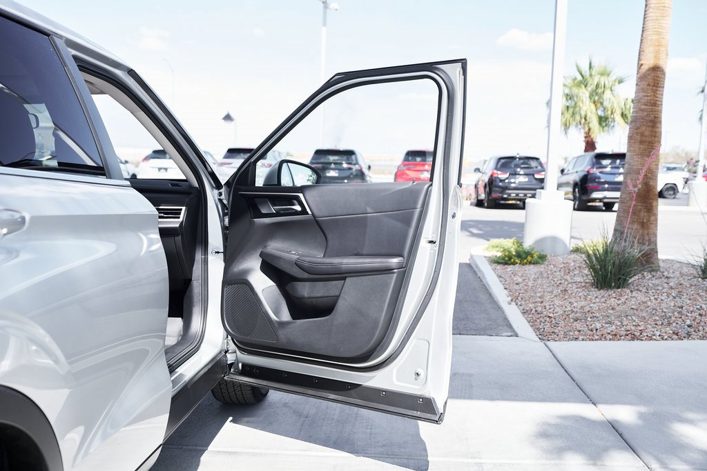 New 2025 Mitsubishi Outlander SE image 11