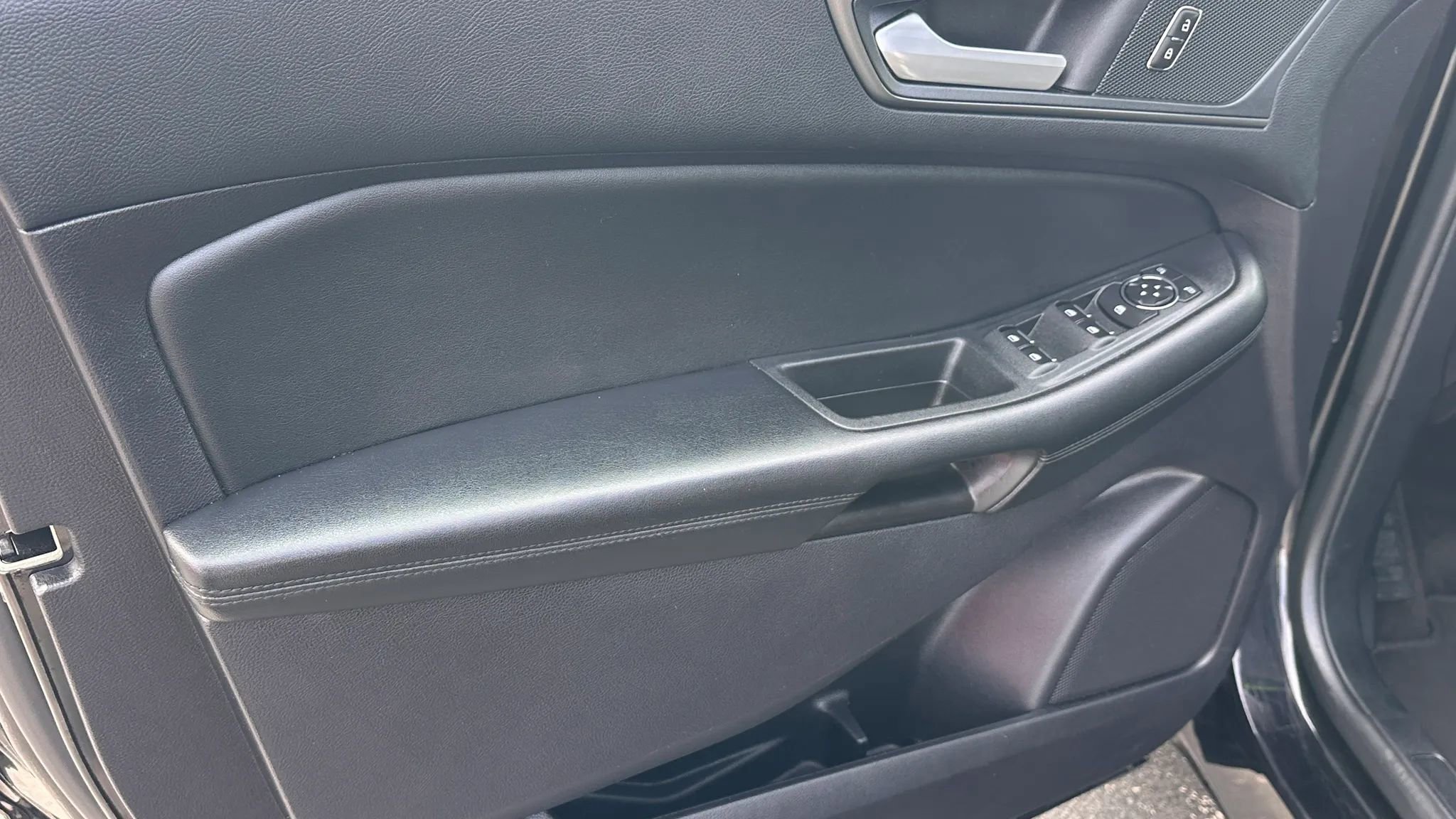 Used 2020 Ford Edge SE image 10