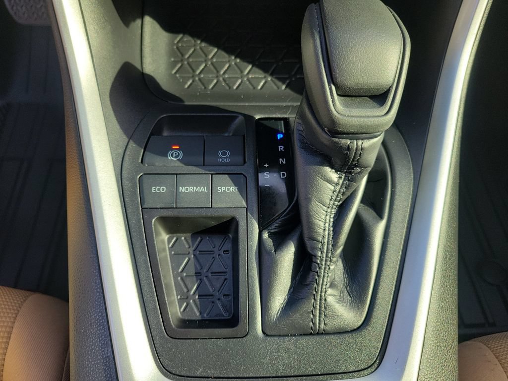 Used 2020 Toyota RAV4 LE FWD image 34