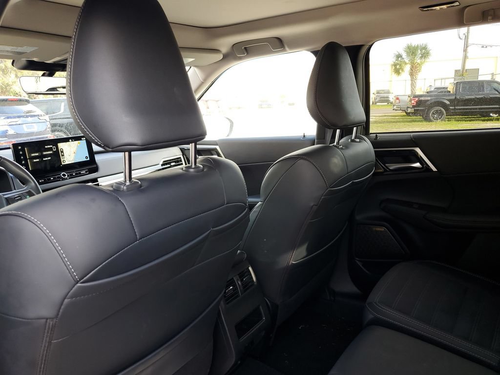 Used 2025 Mitsubishi Outlander SE FWD image 12