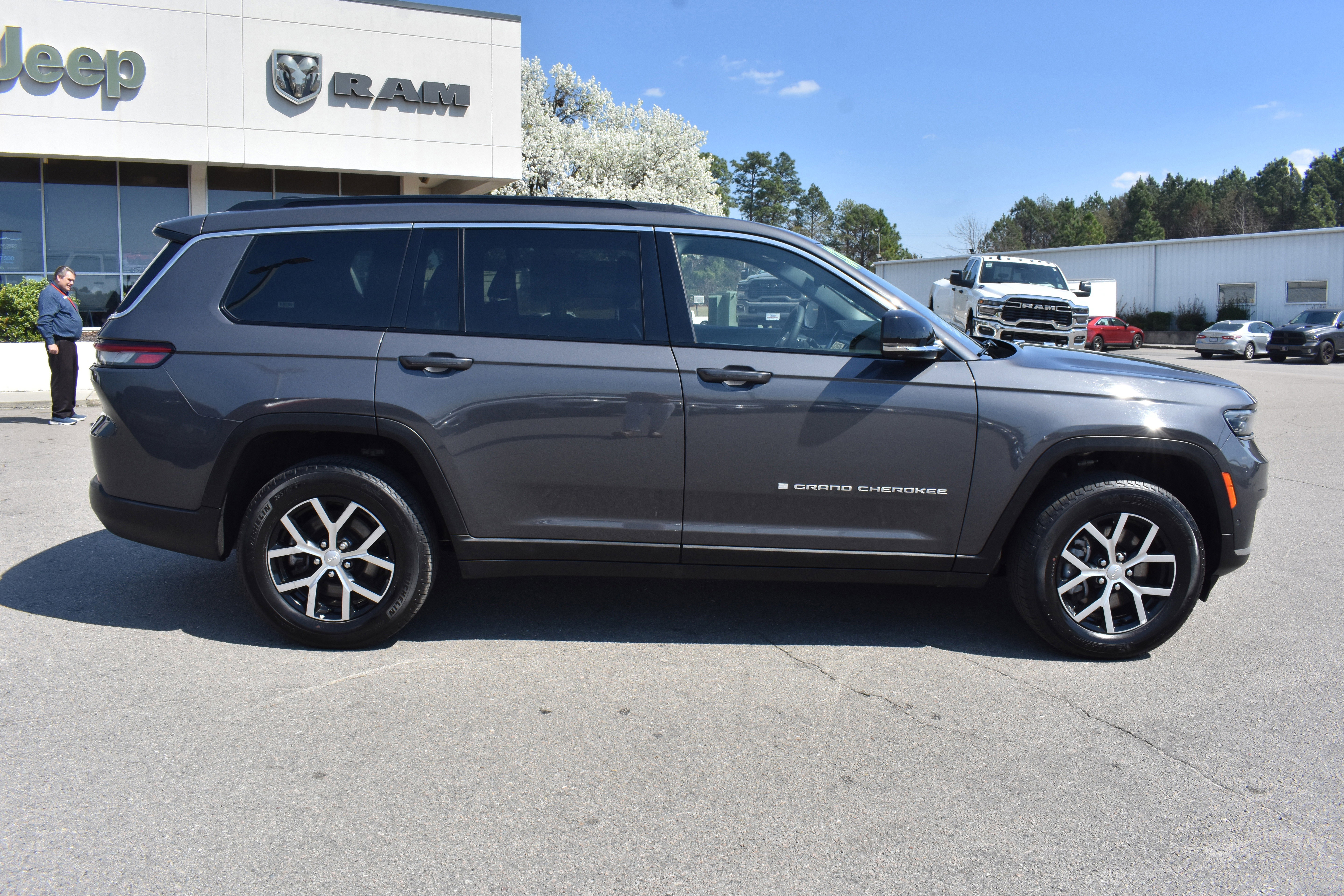 Used 2024 Jeep Grand Cherokee L Limited w/ Luxury Tech Group II image 10