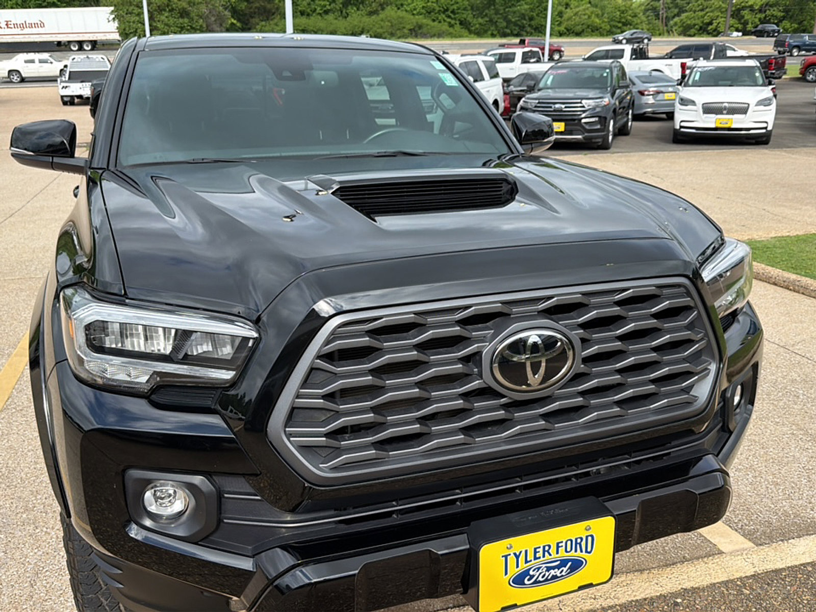 Used 2023 Toyota Tacoma TRD Sport w/ TRD Premium Sport Package AWD/4WD image 3