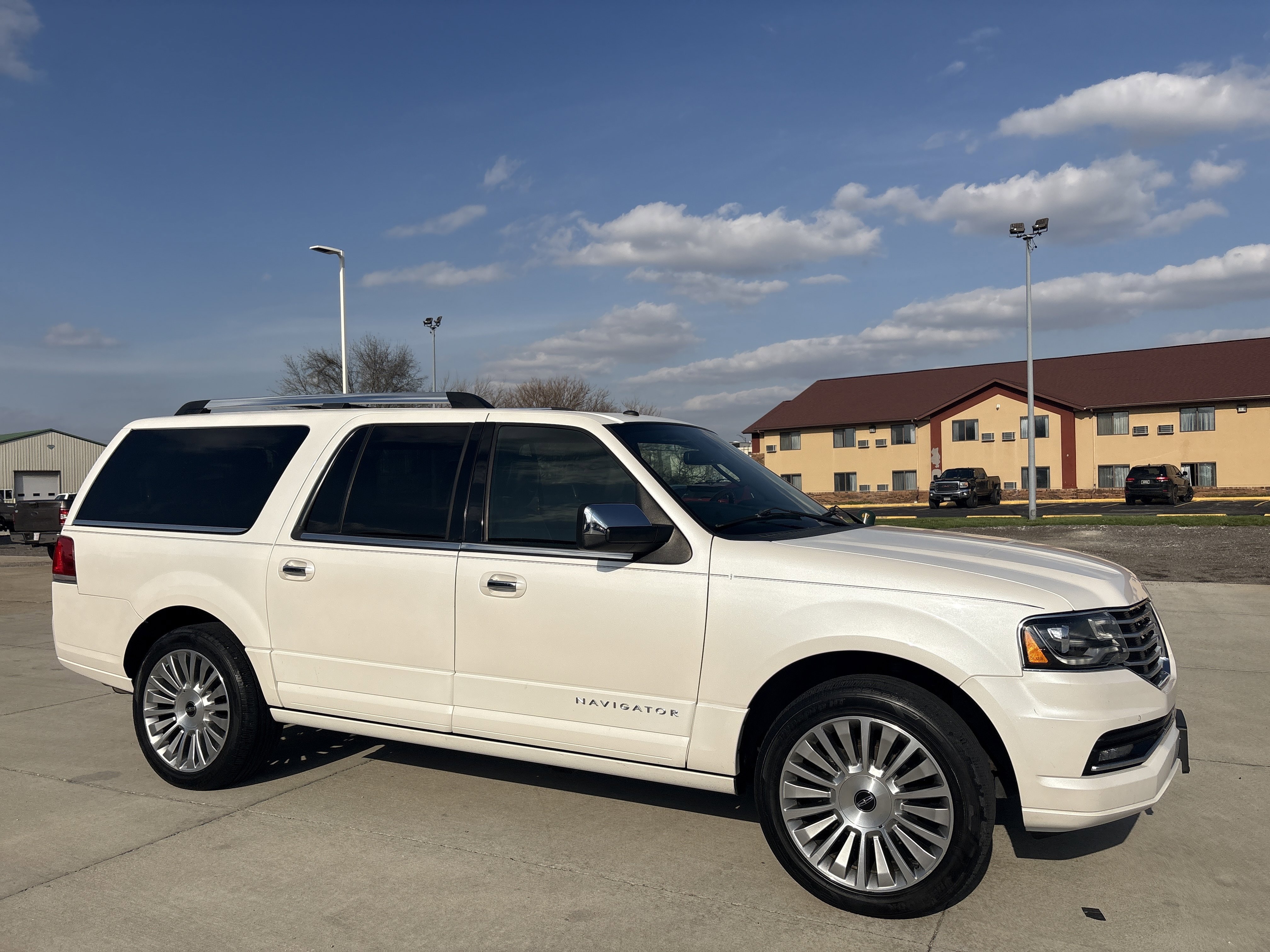 Used 2017 Lincoln Navigator L Select image 3