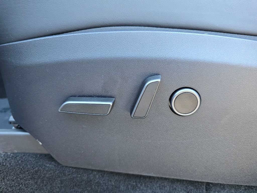 Used 2025 Tesla Model Y Long Range AWD/4WD image 16