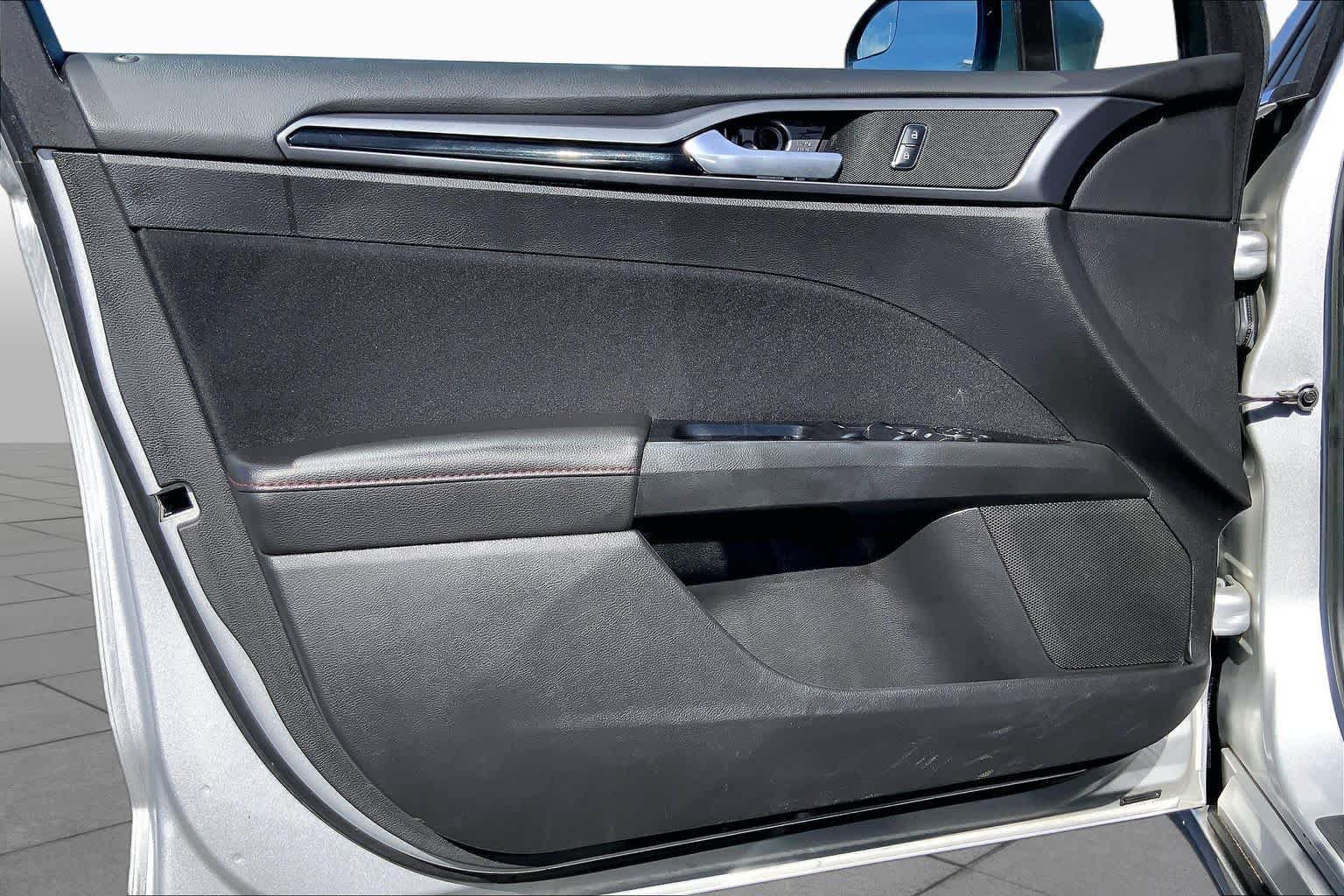 Used 2015 Ford Fusion SE FWD image 25