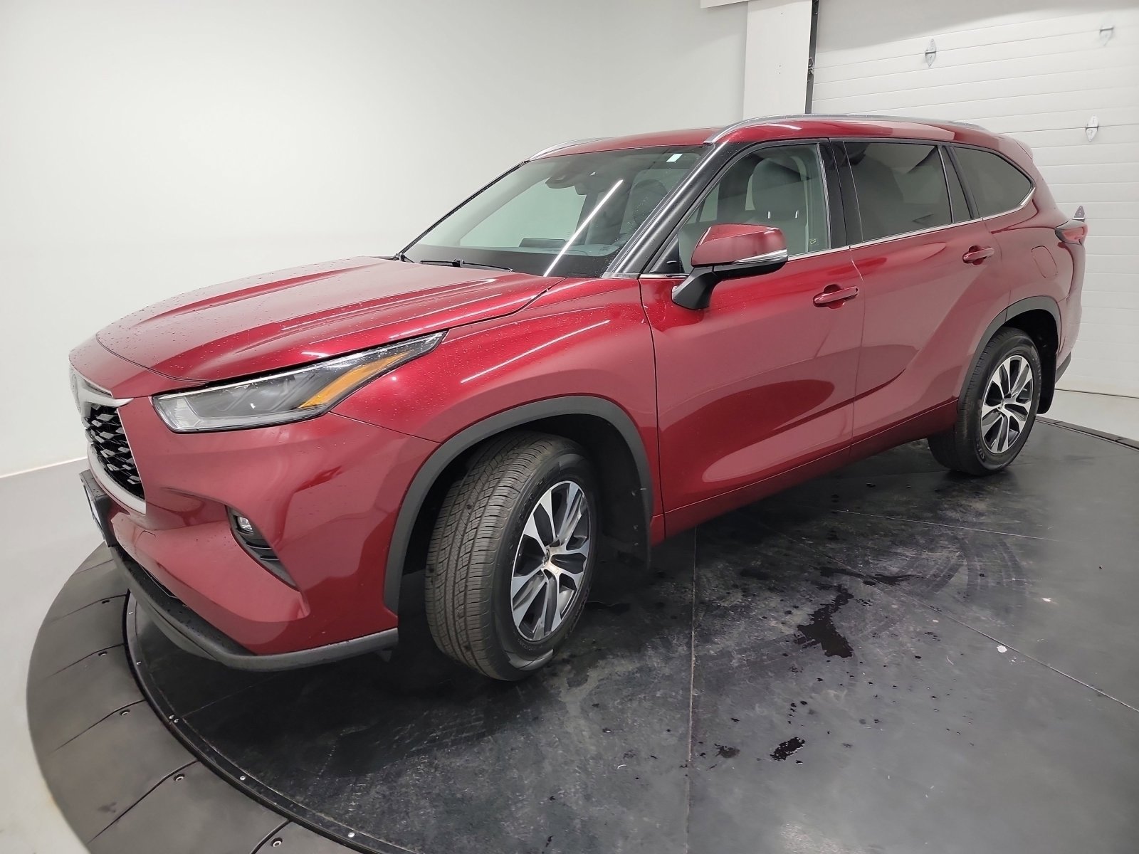 Used 2021 Toyota Highlander XLE AWD/4WD image 3