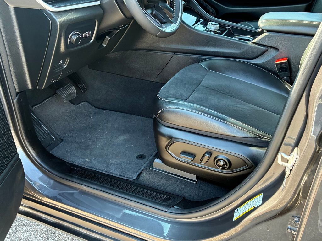 Used 2024 Jeep Grand Cherokee L Altitude image 17