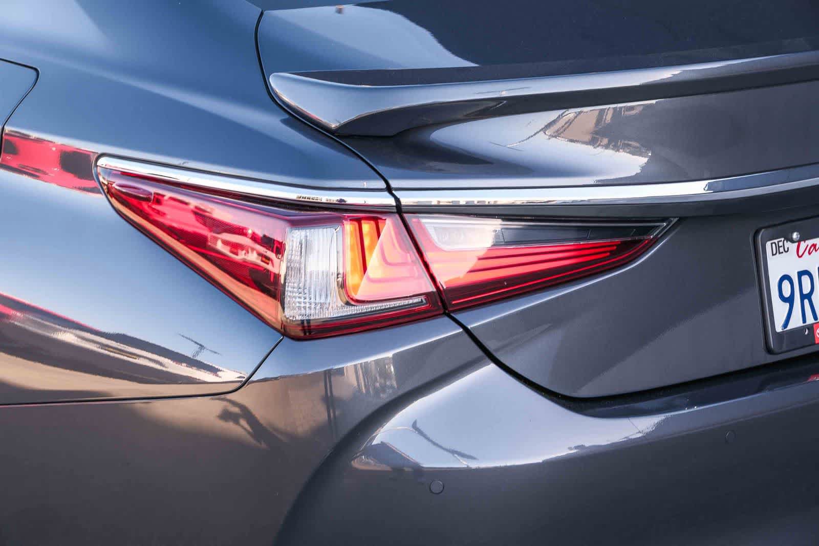 Used 2025 Lexus ES 300h w/ Premium Package FWD image 7