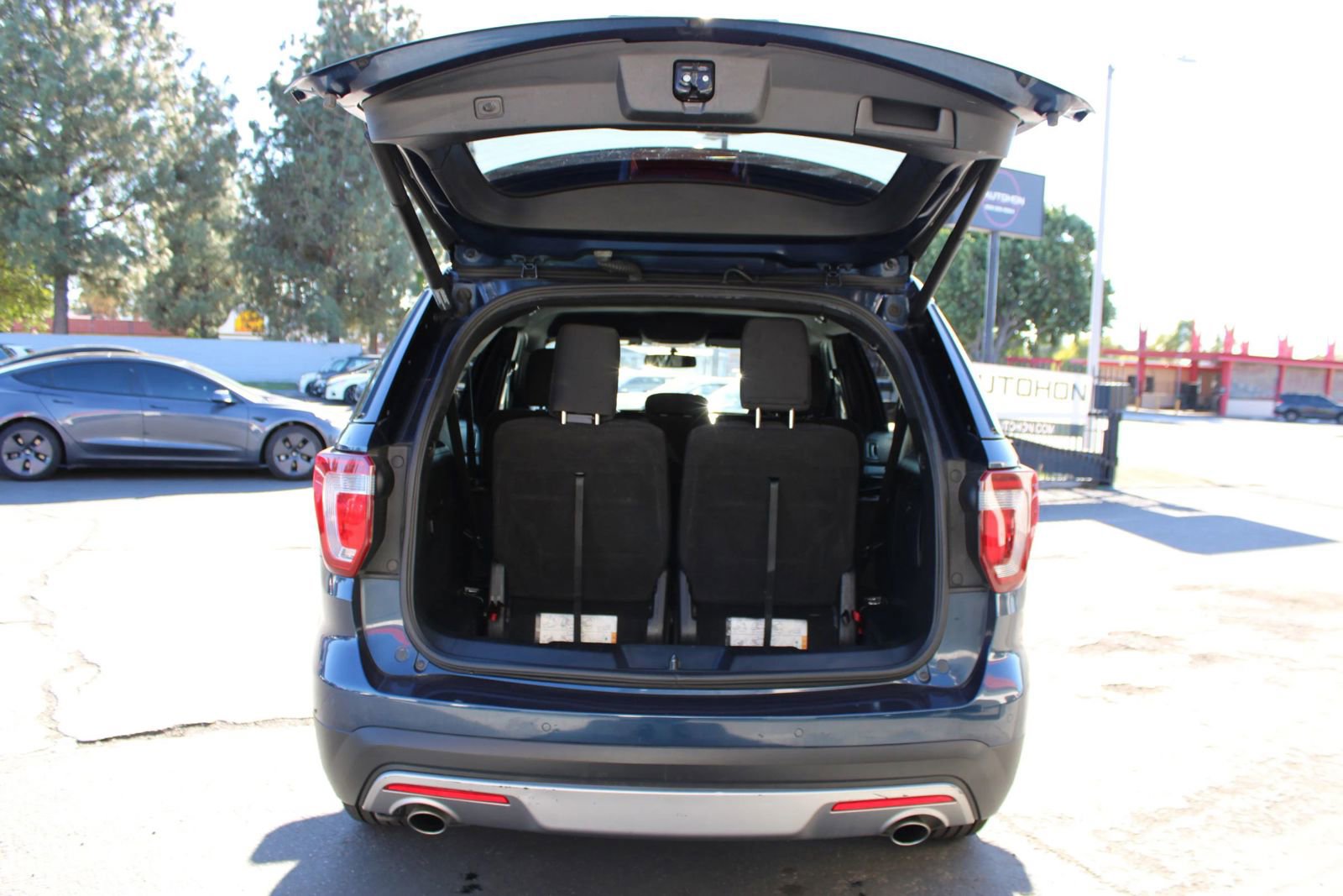 Used 2017 Ford Explorer XLT w/ Equipment Group 201A image 10