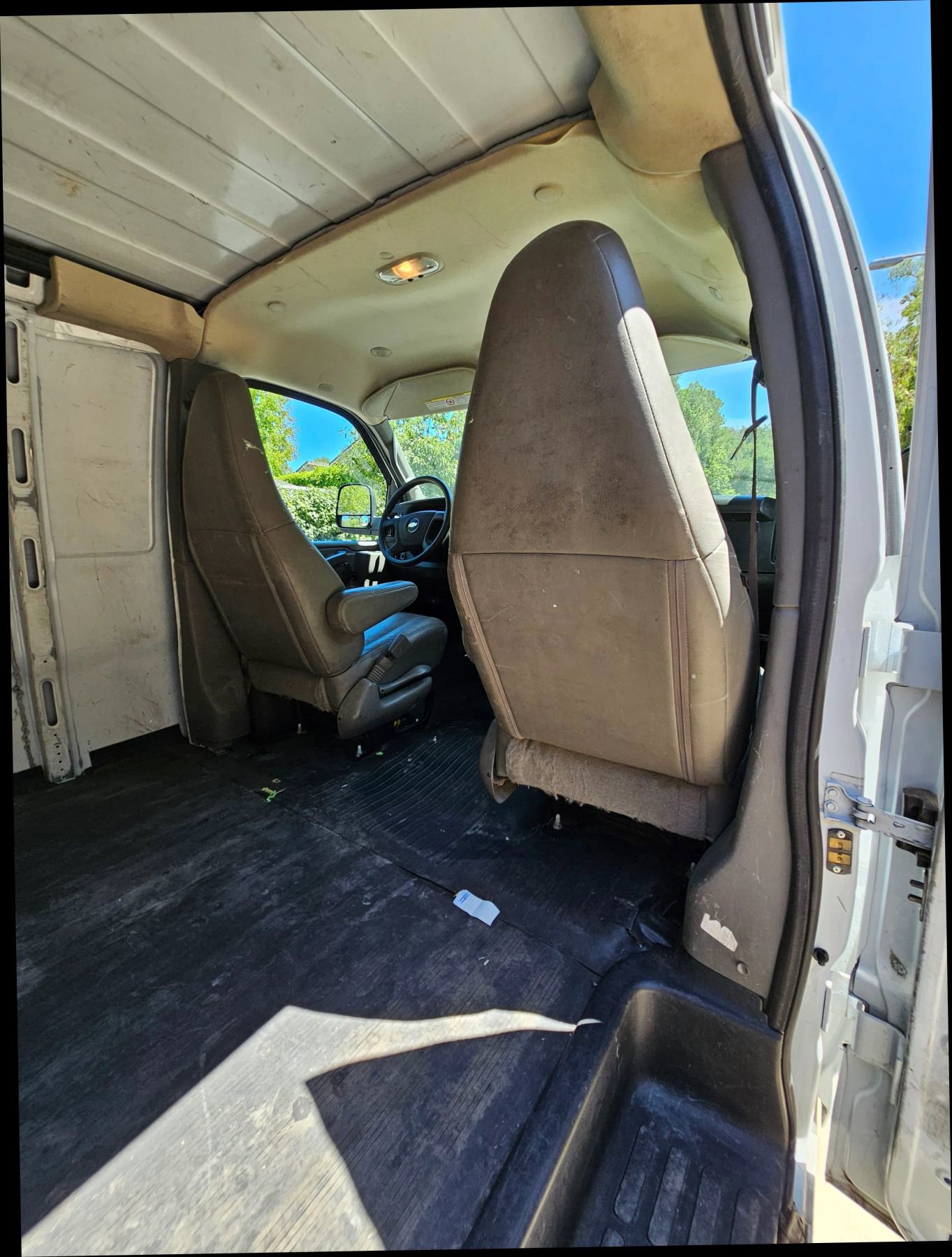 Used 2018 Chevrolet Express 2500 Extended image 24