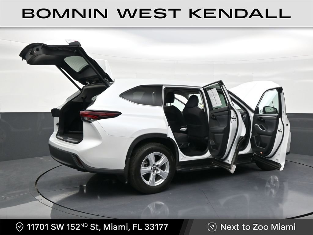 Used 2025 Toyota Highlander LE image 28