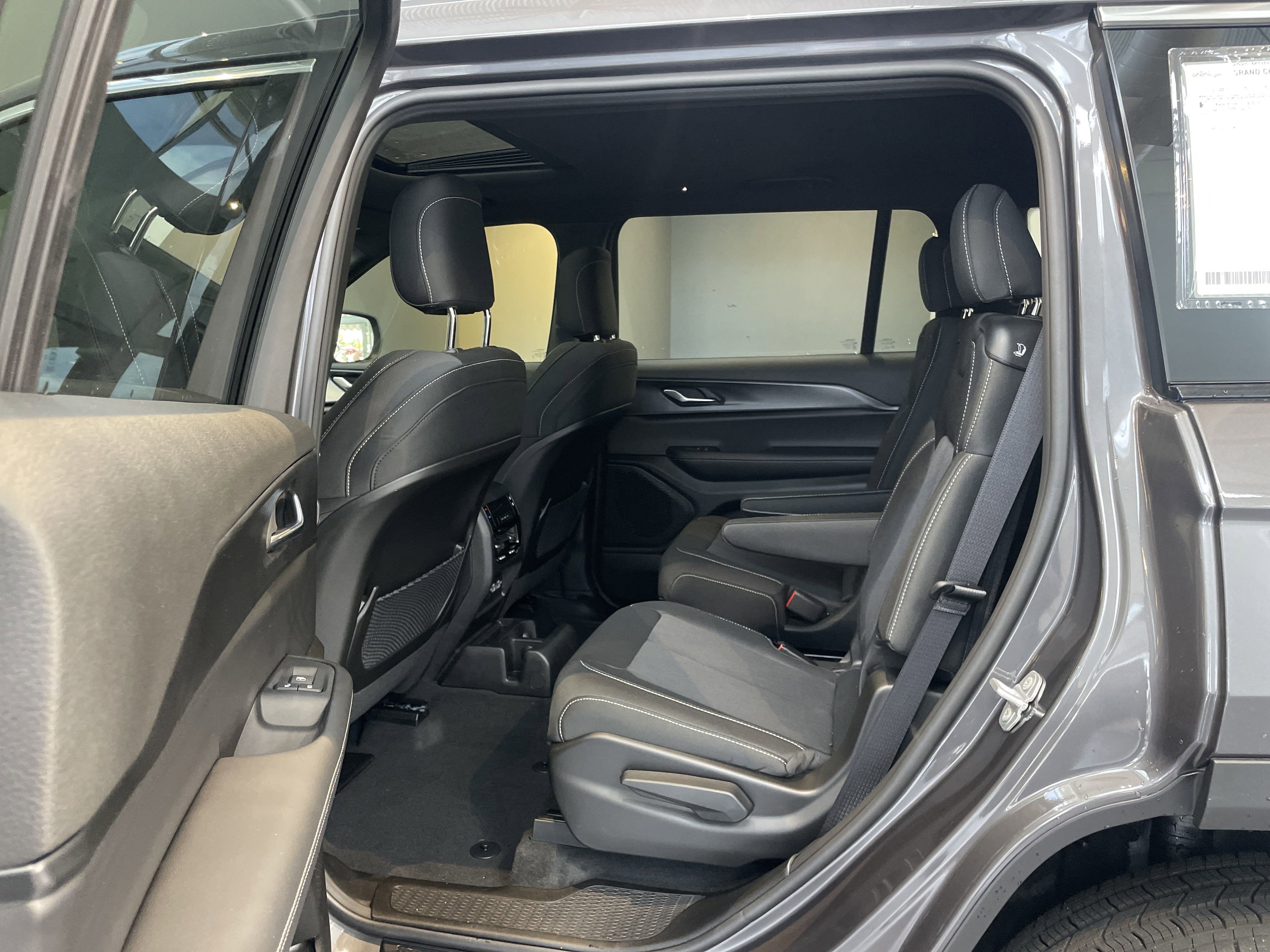 Certified 2025 Jeep Grand Cherokee L Laredo w/ Luxury Tech Group I RWD image 31