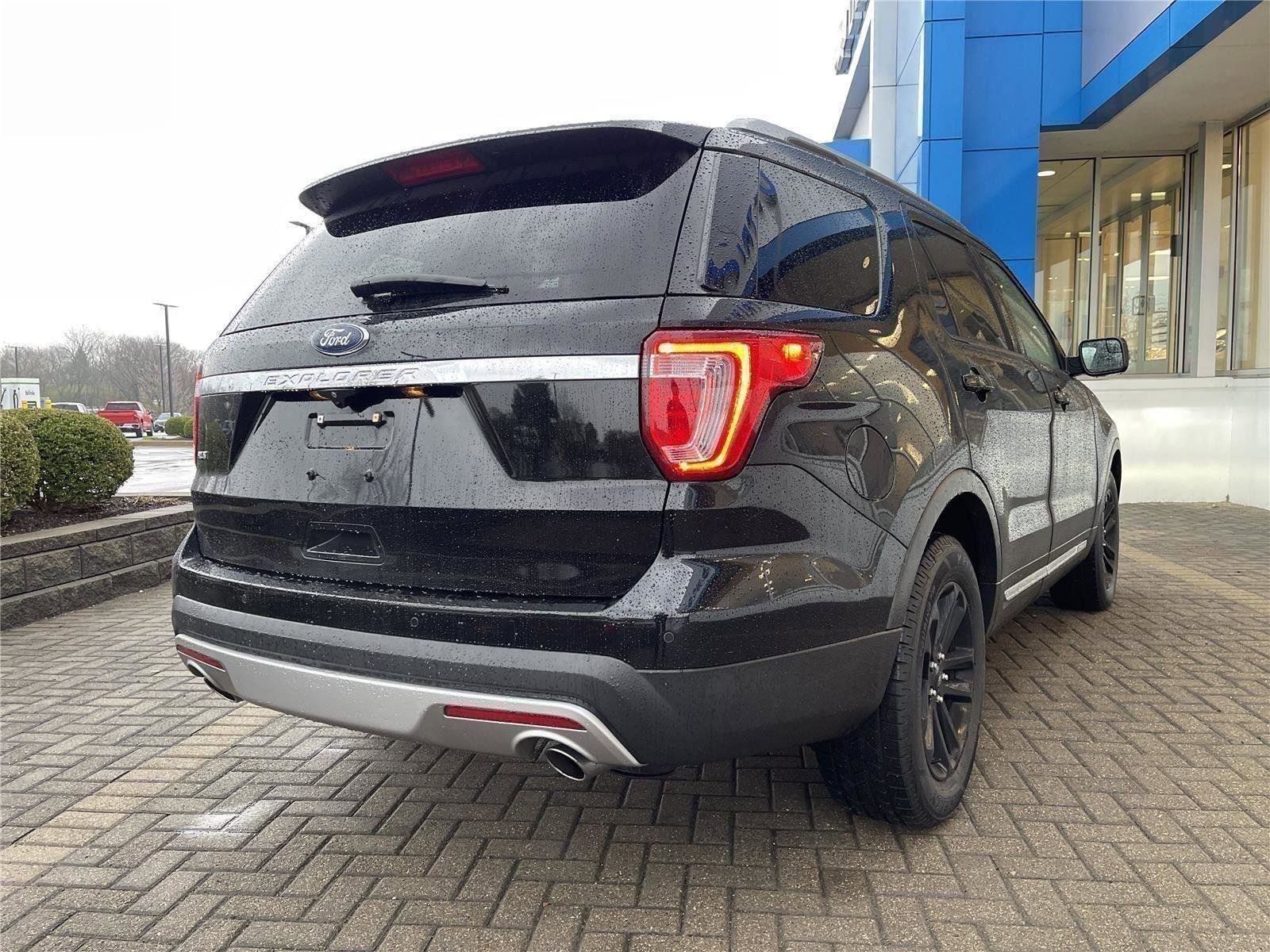 Used 2017 Ford Explorer XLT image 5