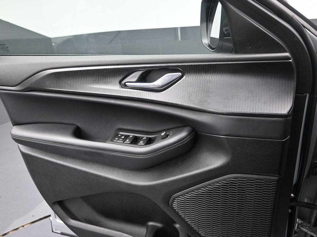 Used 2025 Jeep Grand Cherokee L Laredo image 11