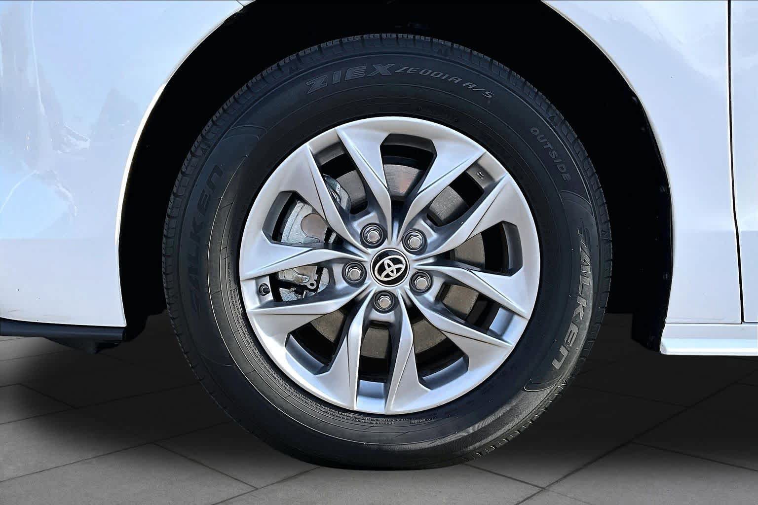 Certified 2025 Toyota Sienna LE FWD image 10
