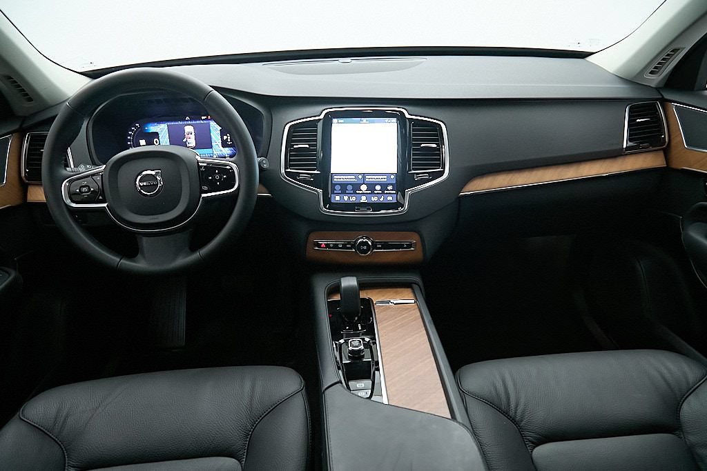 Certified 2024 Volvo XC90 T8 Plus AWD/4WD image 25