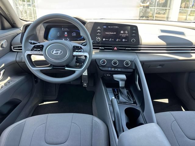 Certified 2025 Hyundai Elantra SE FWD image 11