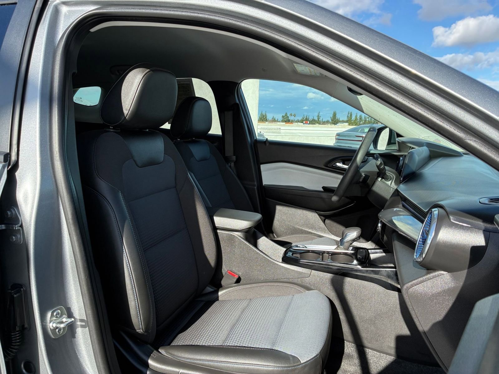 Used 2025 Chevrolet Trax LT image 35