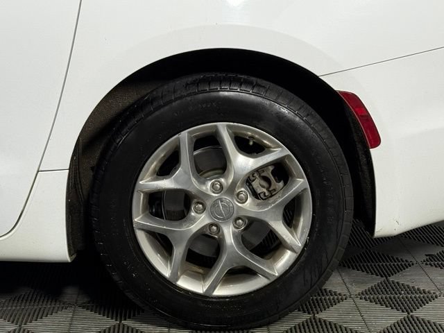 Used 2019 Chrysler Pacifica Limited w/ Advanced Safetytec Group FWD image 14