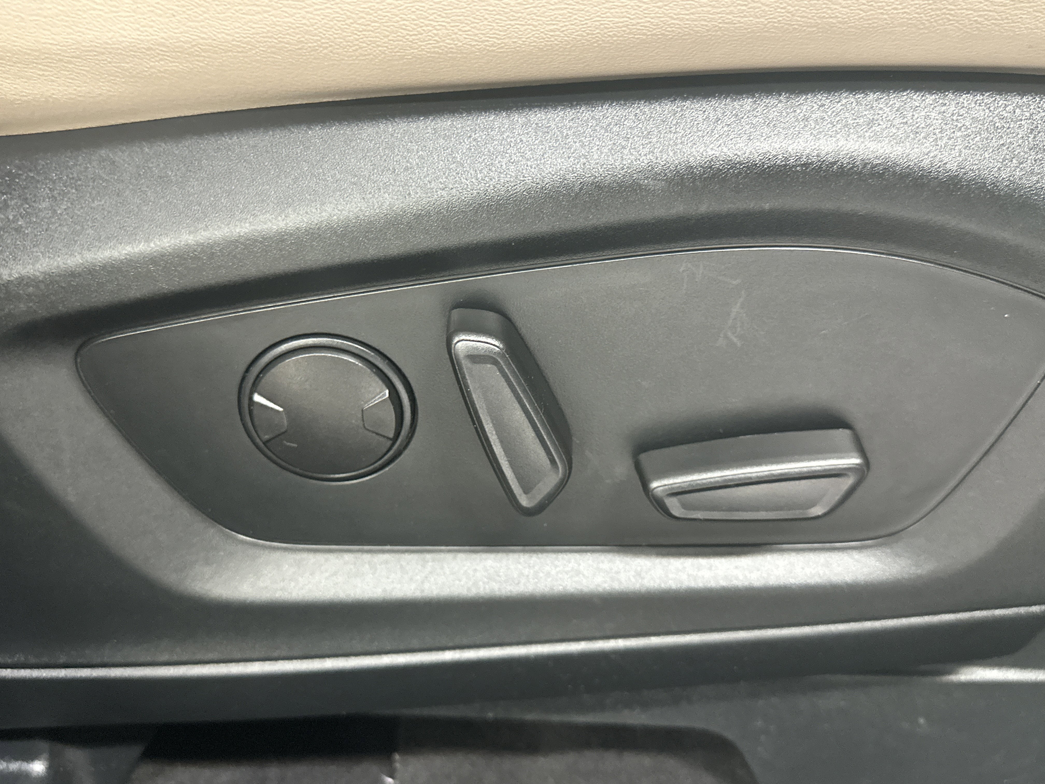Used 2023 Ford Explorer XLT w/ Equipment Group 202A image 25