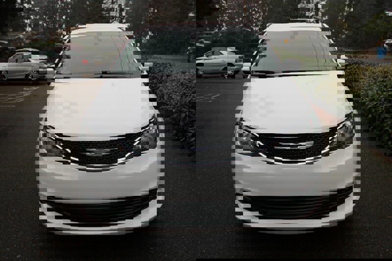 Used 2020 Chrysler Voyager Lxi image 10