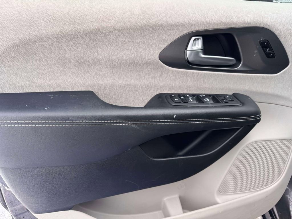 Used 2023 Chrysler Pacifica Touring-L image 11