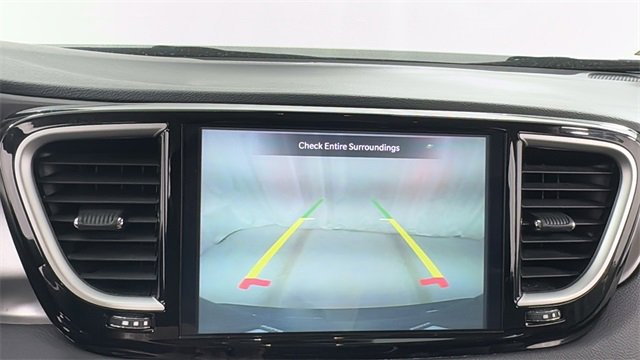 Used 2023 Chrysler Pacifica Touring-L image 28