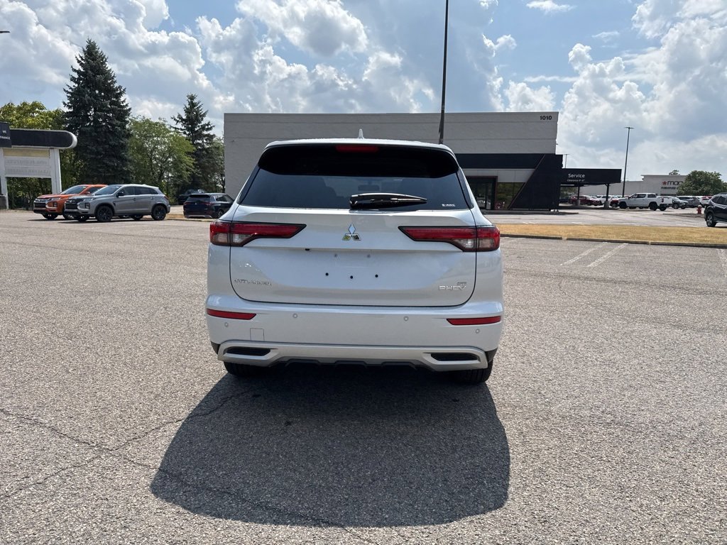 New 2025 Mitsubishi Outlander SE image 9