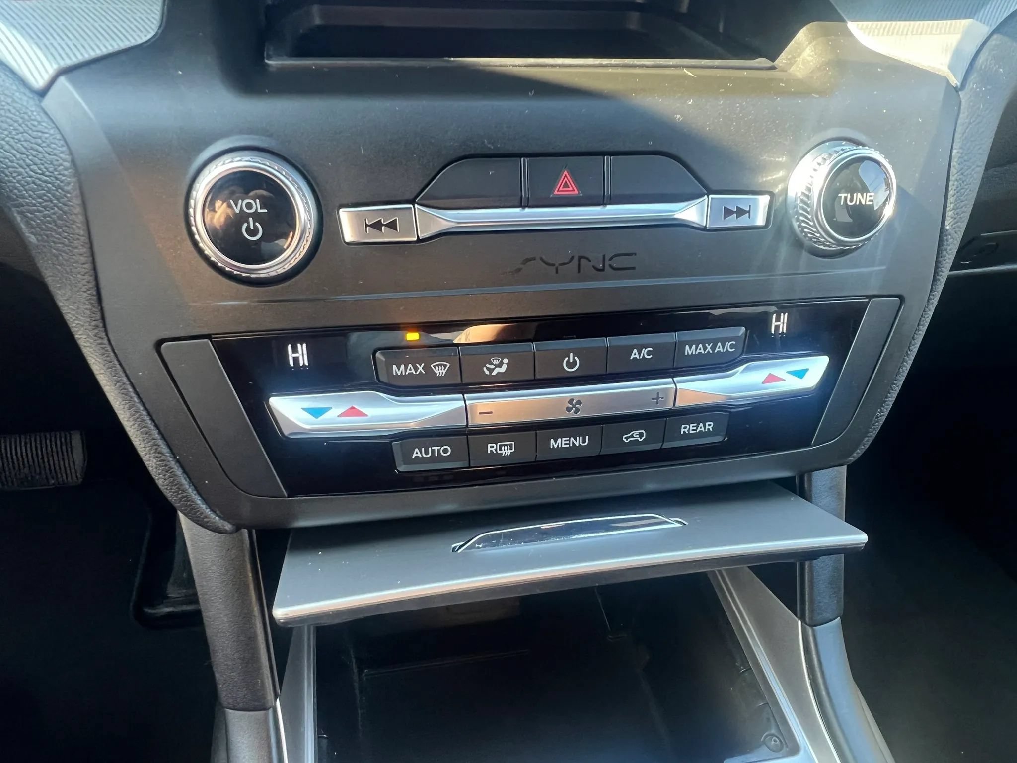 Used 2020 Ford Explorer XLT AWD/4WD image 25
