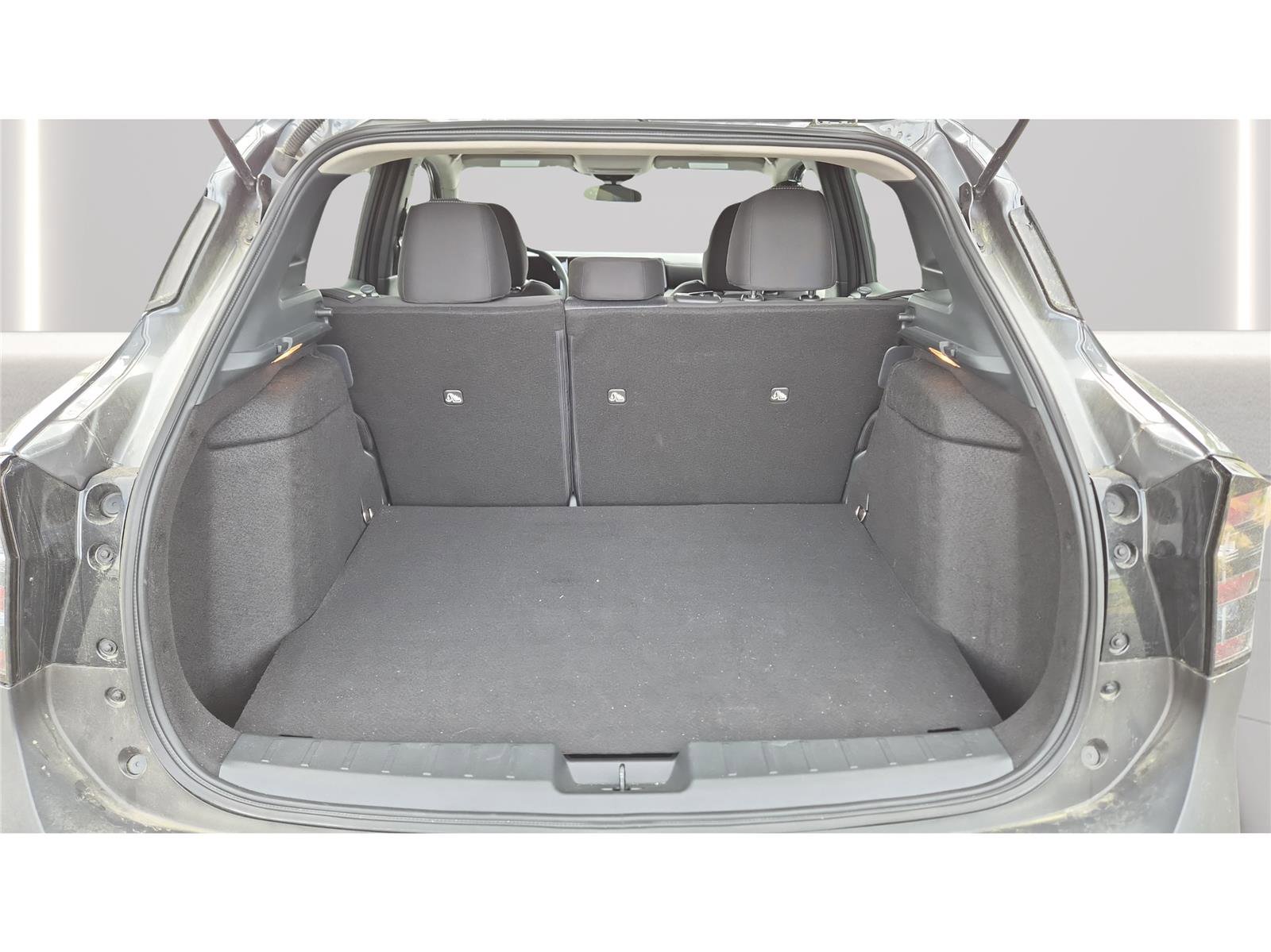 Used 2025 Nissan Kicks SV w/ Charging Package image 9