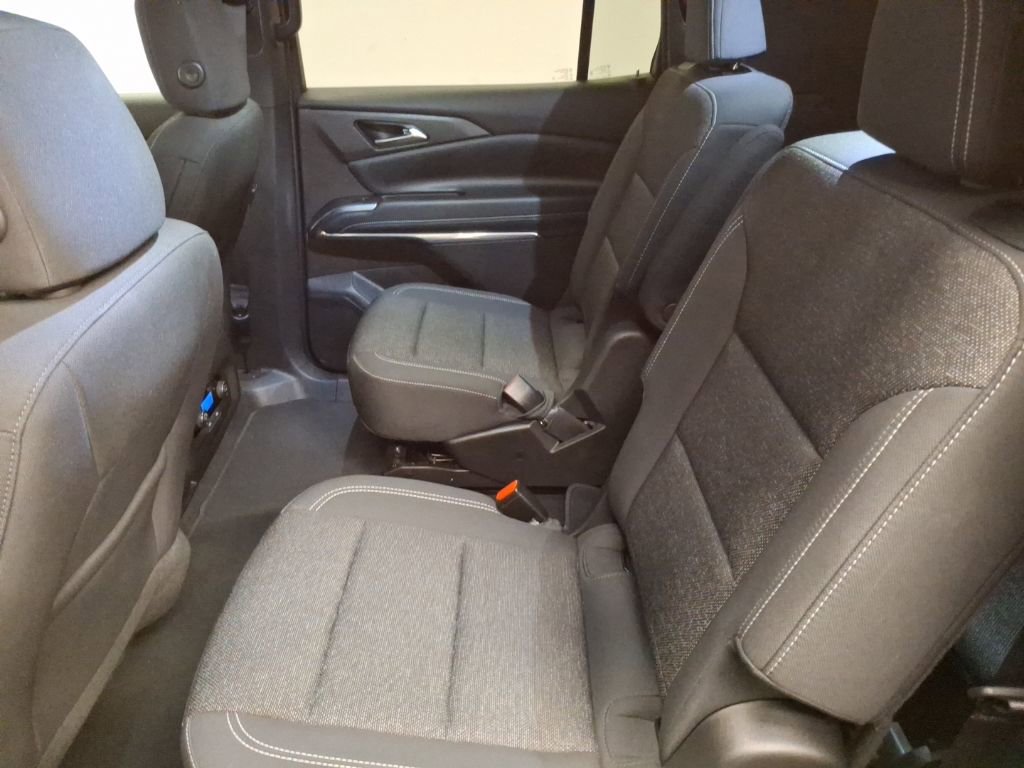 Used 2025 Chevrolet Traverse LT image 14