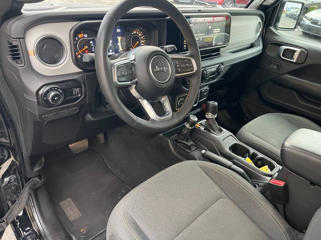 Used 2025 Jeep Wrangler Unlimited Sahara AWD/4WD image 5