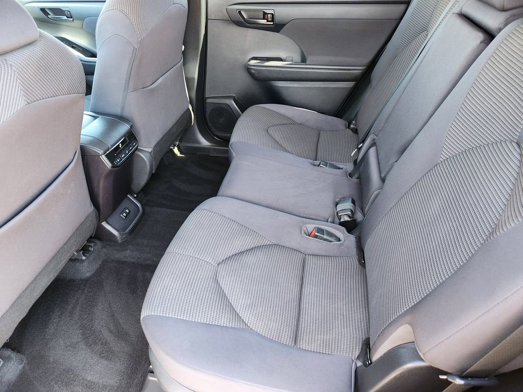 Used 2021 Toyota Highlander LE AWD/4WD image 20