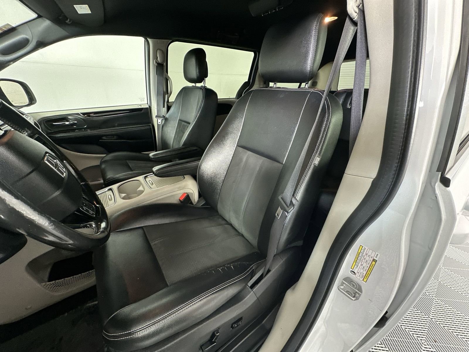 Used 2019 Dodge Grand Caravan SXT w/ Rear Park Assist Package FWD image 11