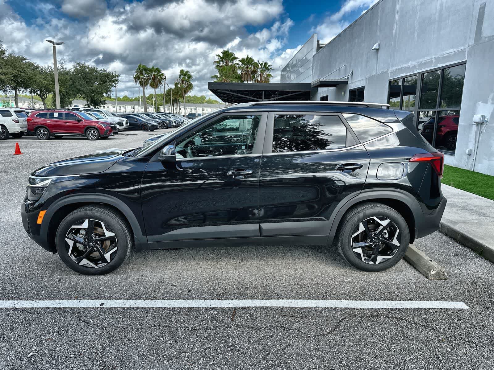 Used 2024 Kia Seltos EX FWD image 5