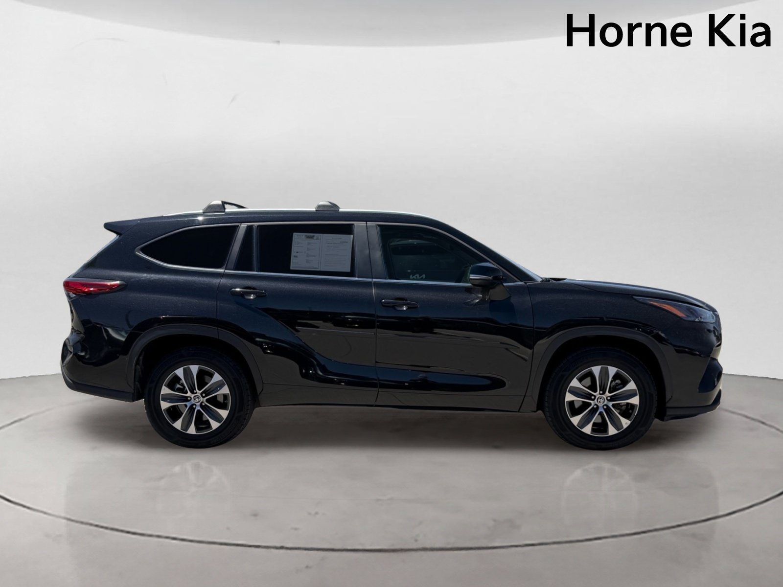 Used 2023 Toyota Highlander XLE FWD image 3