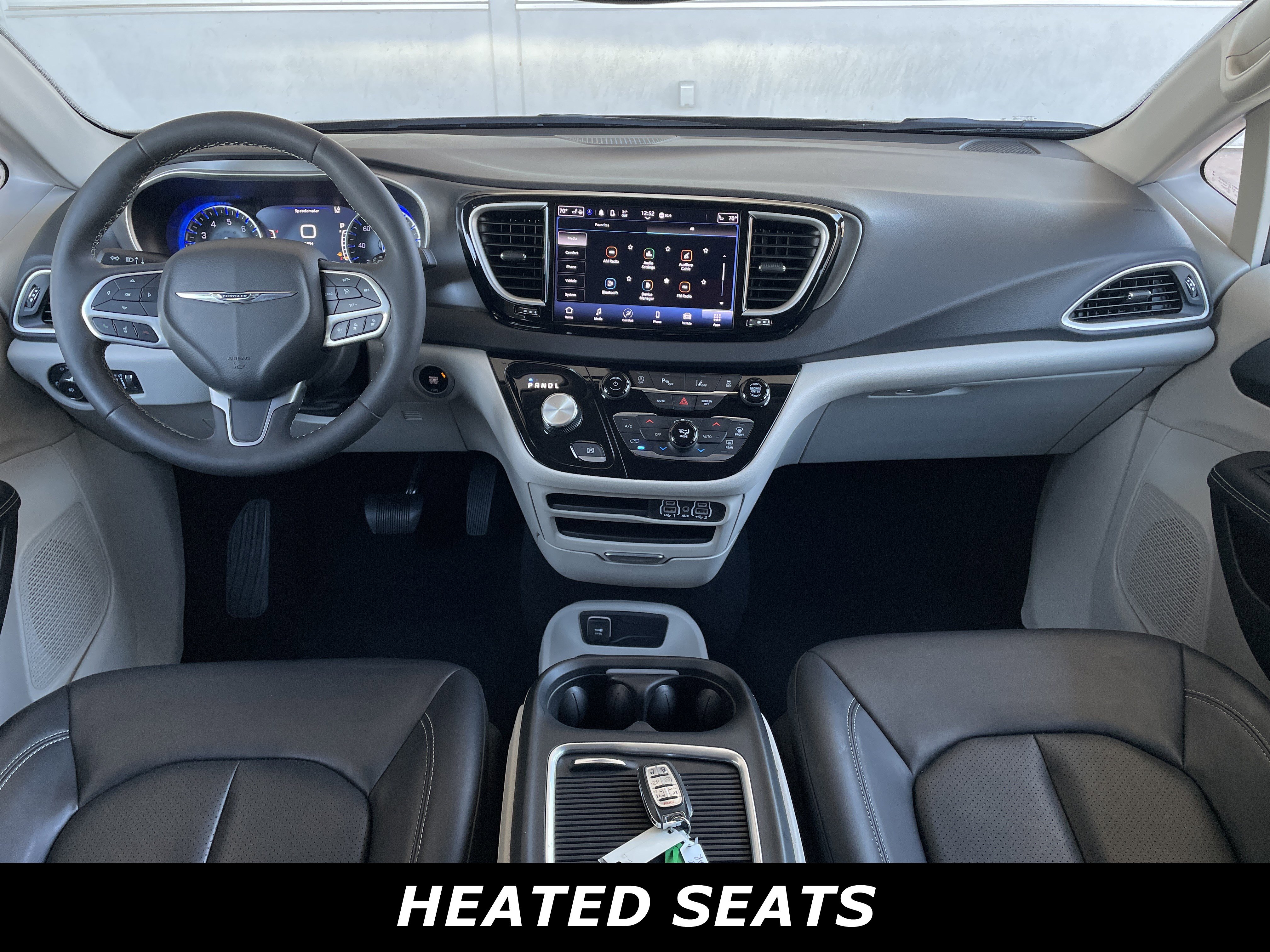 Used 2023 Chrysler Pacifica Touring-L image 4