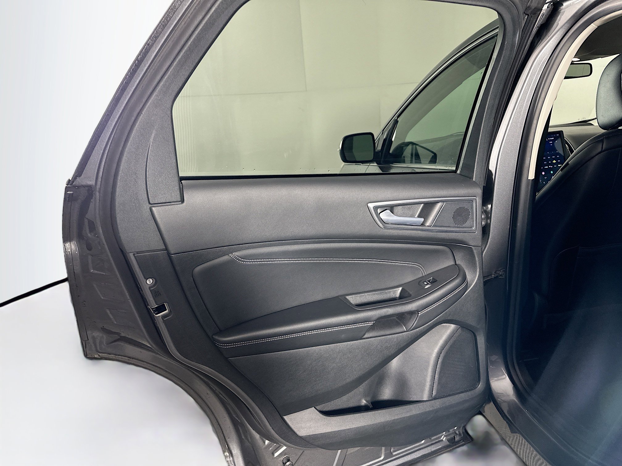 Used 2024 Ford Edge Titanium image 24